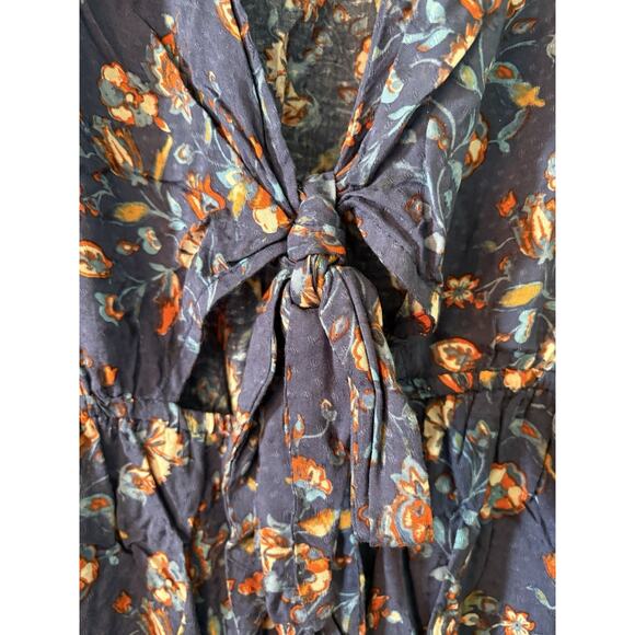 En Creme Women’s Small Navy Floral Romper With Opening On Abdomen With Tie - Picture 3 of 6